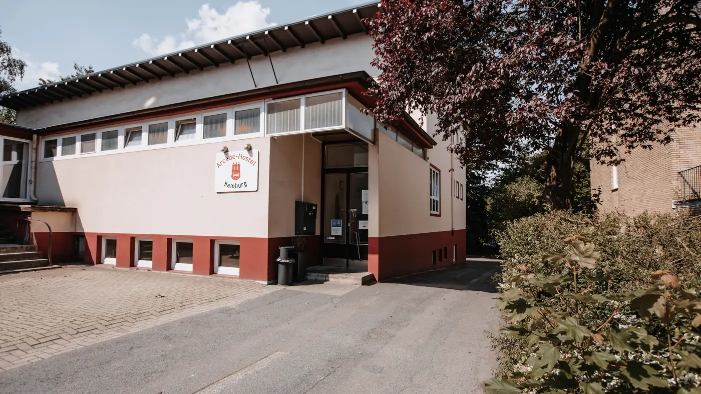 Zufahrt und Eingang des Arcade Hostel Hamburg an der Kieler Straße