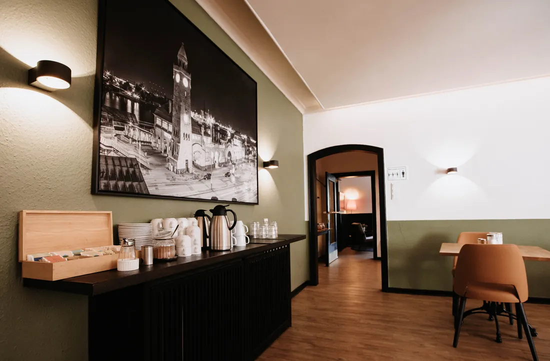 Frühstücksraum mit Ausgabetheke im Arcade Hostel Hamburg