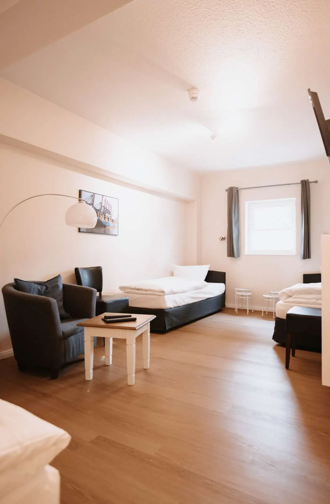 Dreibettzimmer mit eigenem Bad im Arcade Hostel Hamburg